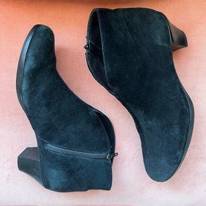 black Munro Robyn heeled suede ankle boots